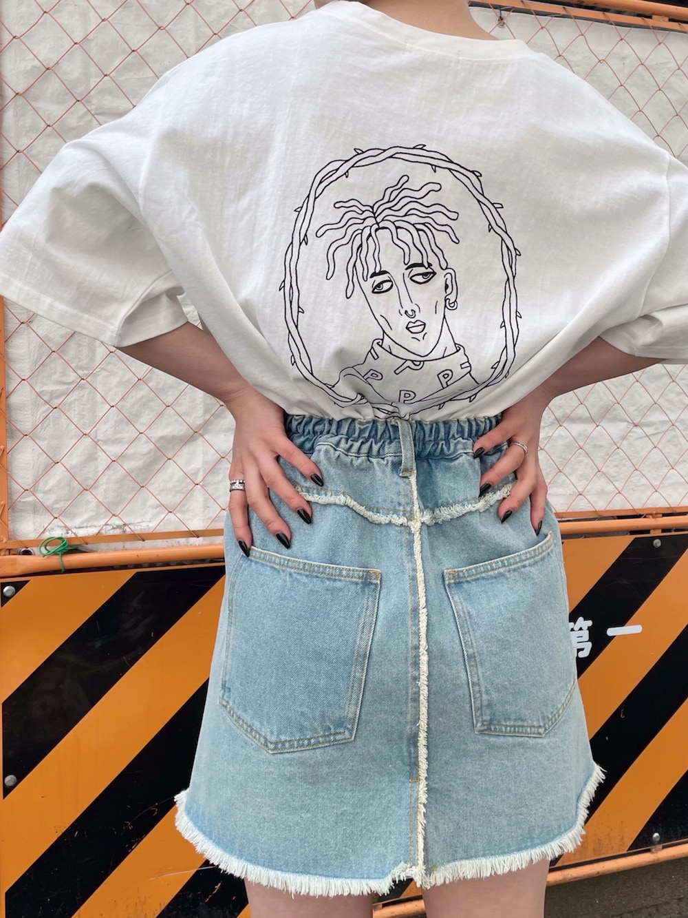 ホワイト系のTシャツ/カットソー、ブルー系のデニムスカートを着用したレディースの春コーディネートの3枚目の写真