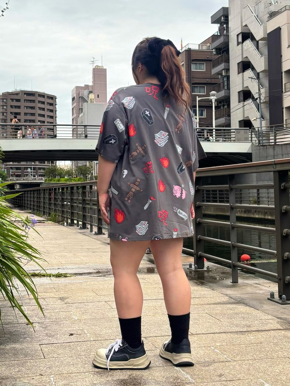 ブラック系のTシャツ/カットソーを着用したレディースの夏コーディネートの5枚目の写真