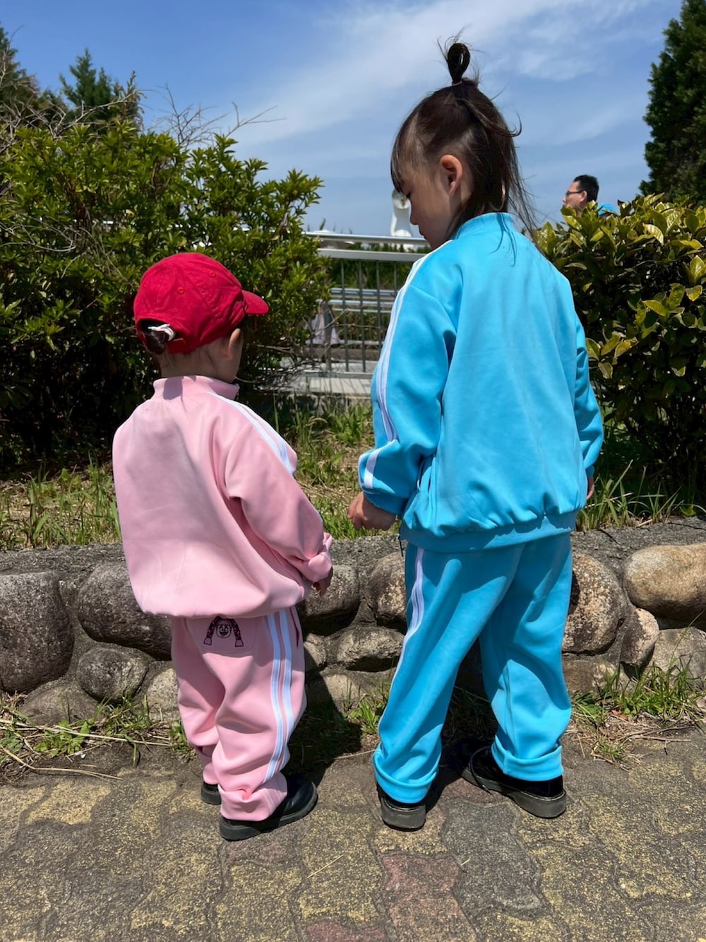 ブルー系のジャージ、ブルー系のその他パンツ、イエロー系のTシャツ/カットソーを着用したレディースの春コーディネートの3枚目の写真