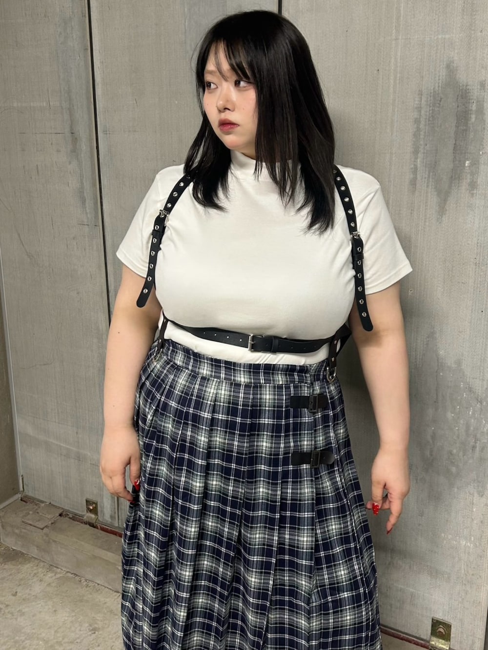 ブルー系のスカート、ホワイト系のTシャツ/カットソー、ブラック系のベルトを着用したレディースの春コーディネートの5枚目の写真