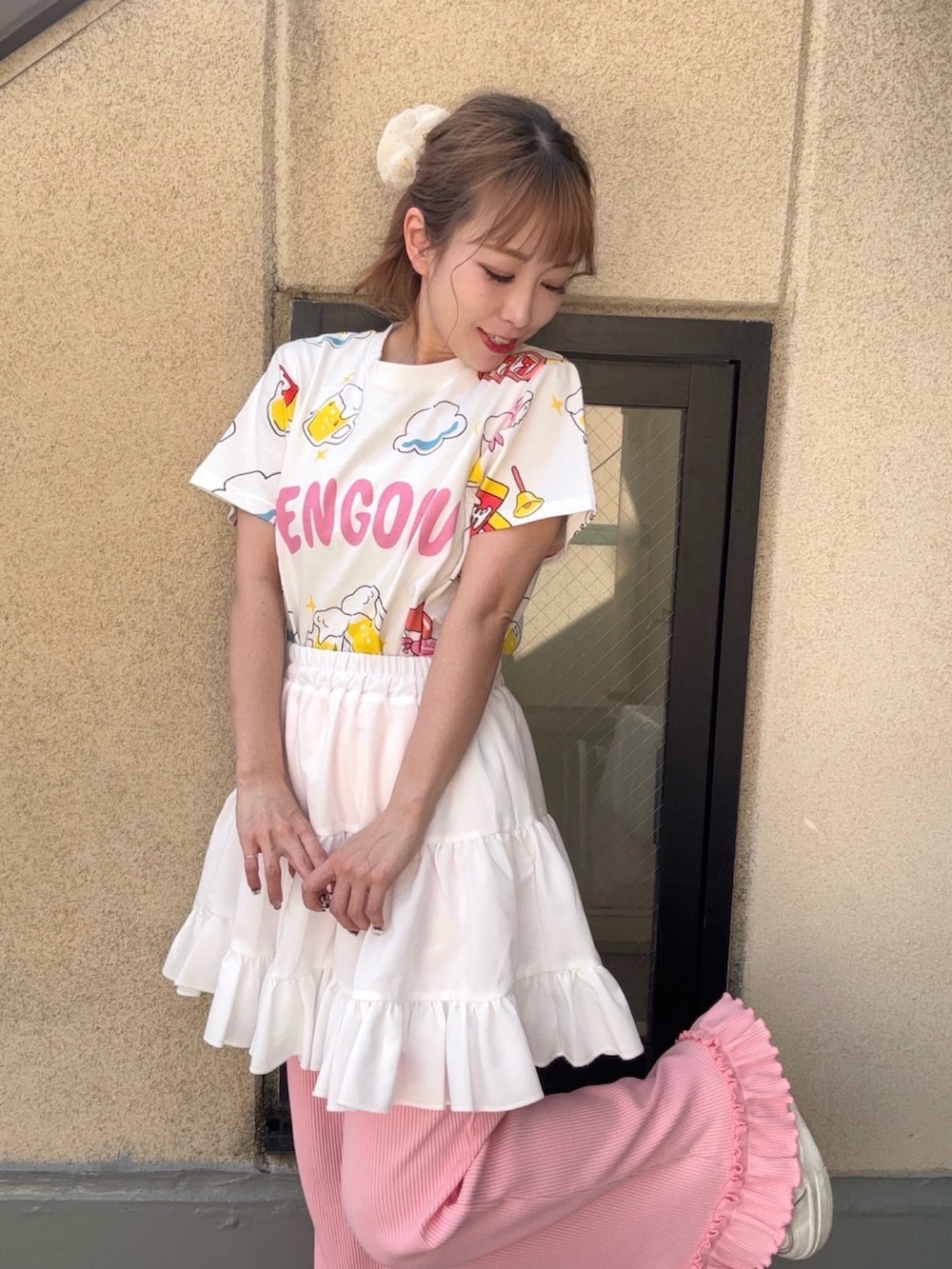 ホワイト系のTシャツ/カットソー、ホワイト系のスカート、ピンク系のその他パンツを着用したレディースの春コーディネートの4枚目の写真