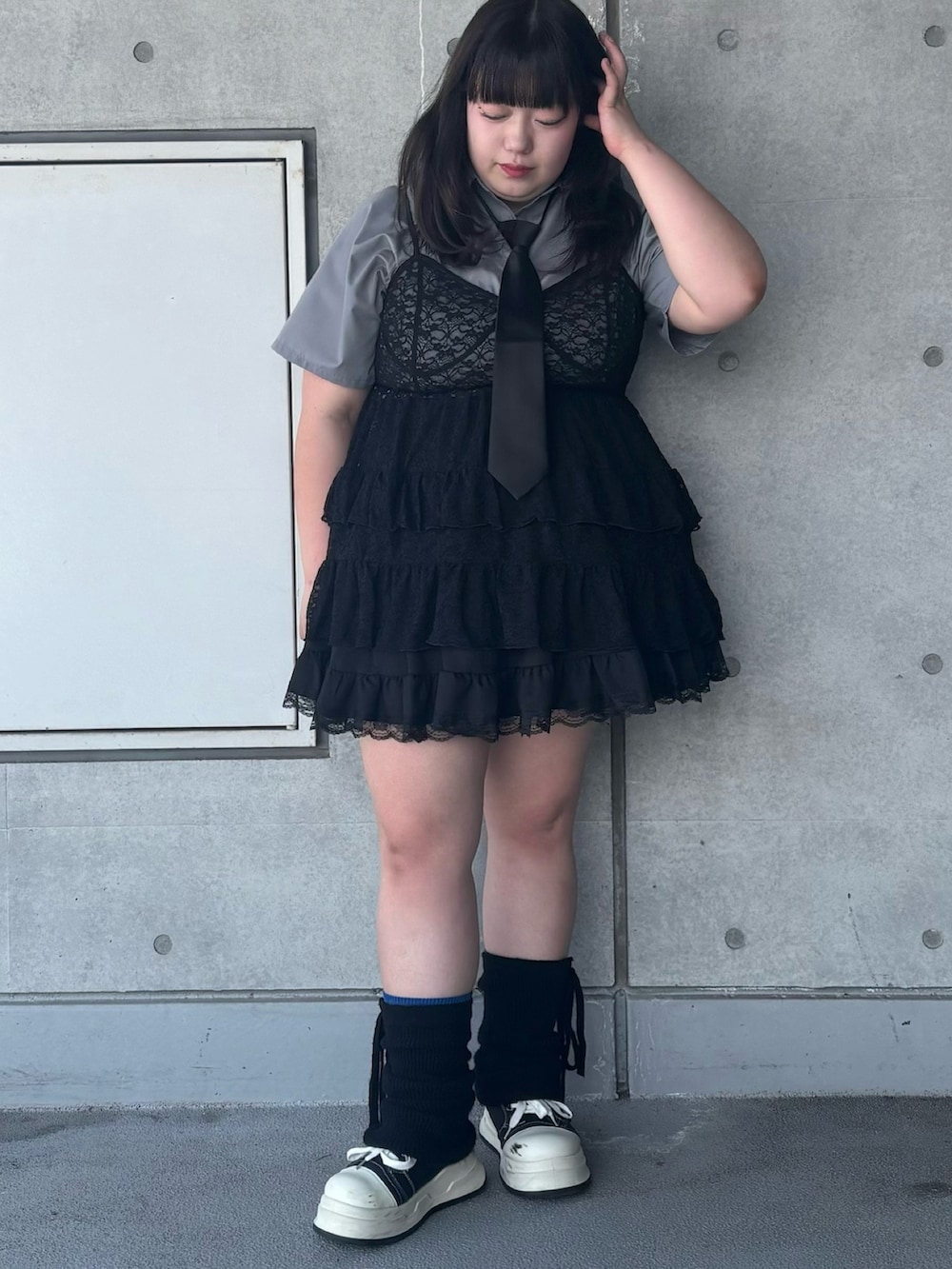 ブラック系のワンピース、グレー系のシャツ/ブラウス、ブラック系のネクタイを着用したレディースの春コーディネートの2枚目の写真