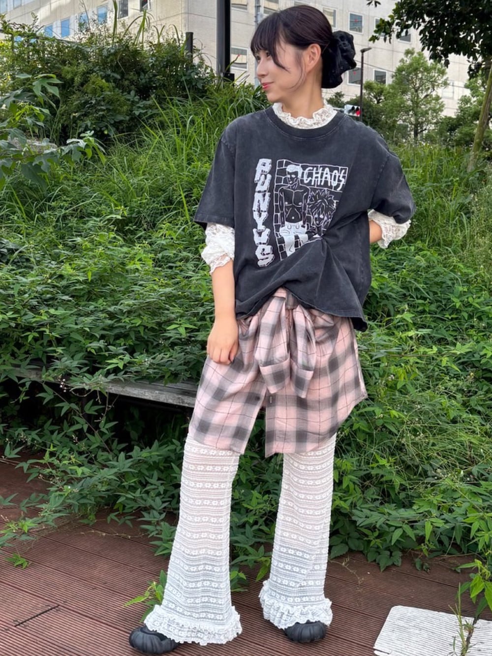 ピンク系のビジネスシャツ、ホワイト系のその他パンツ、ブラック系のTシャツ/カットソーを着用したレディースの秋コーディネートの2枚目の写真