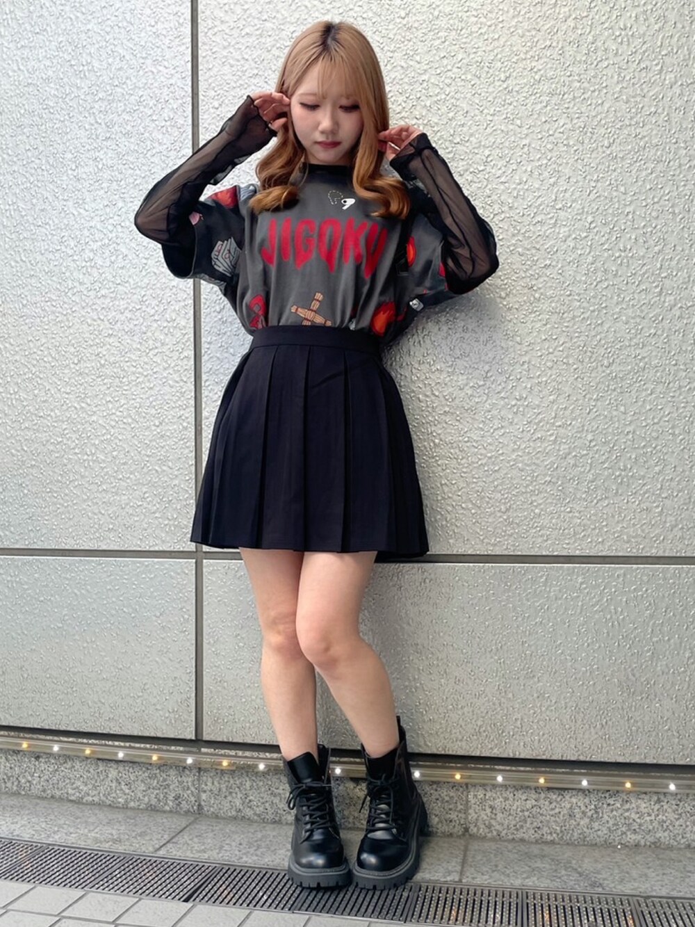ブラック系のスカート、ブラック系のTシャツ/カットソー、ブラック系のTシャツ/カットソーを着用したレディースの春コーディネートの3枚目の写真