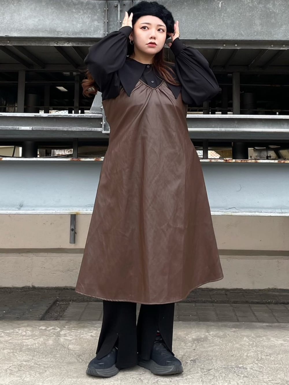 ブラック系のシャツ/ブラウス、ブラウン系のワンピース、ブラック系のその他パンツを着用したレディースの冬コーディネートの2枚目の写真