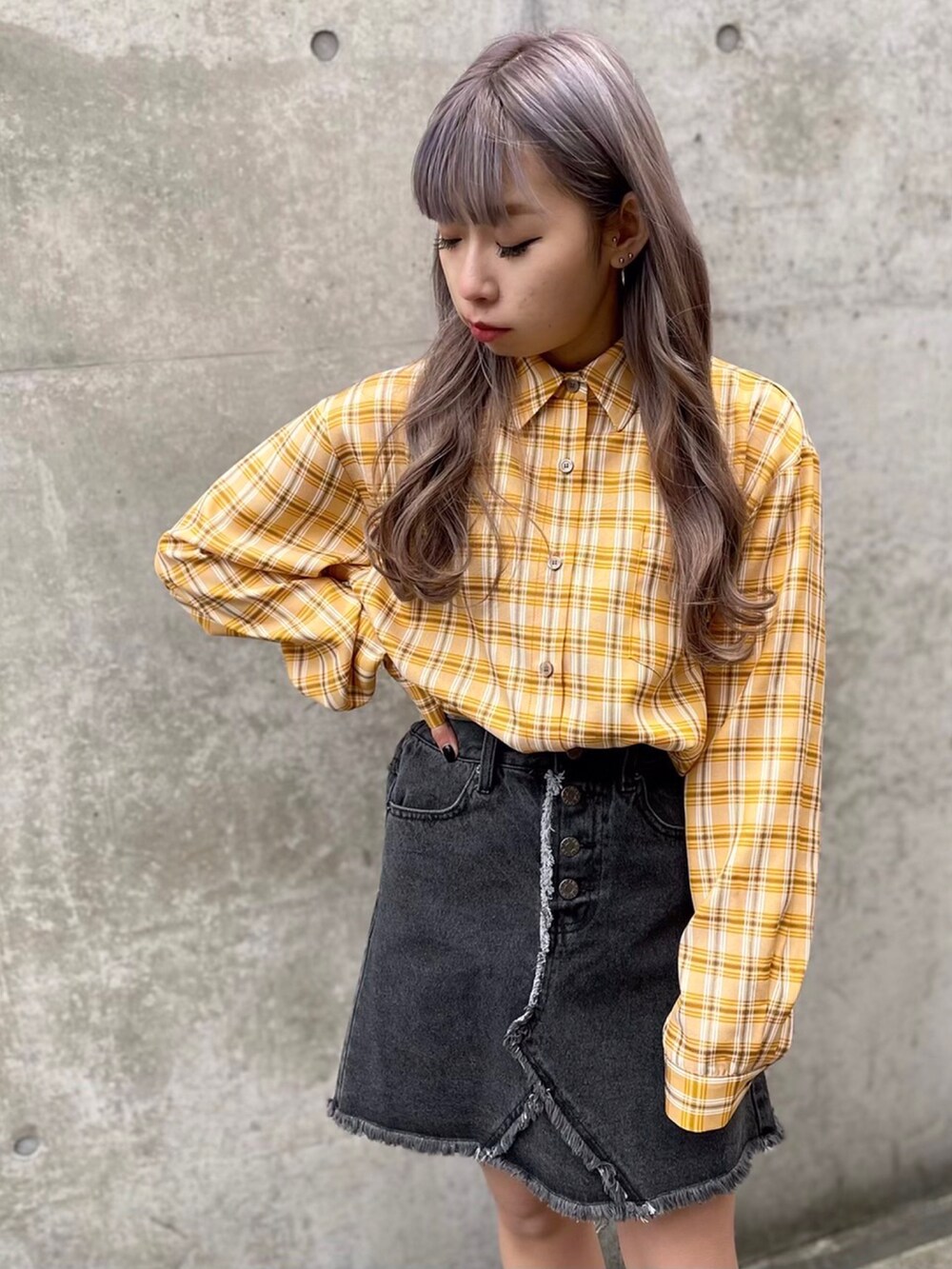 ブラック系のブーツ、オレンジ系のシャツ/ブラウス、ブラック系のデニムスカートを着用したレディースの春コーディネートの2枚目の写真