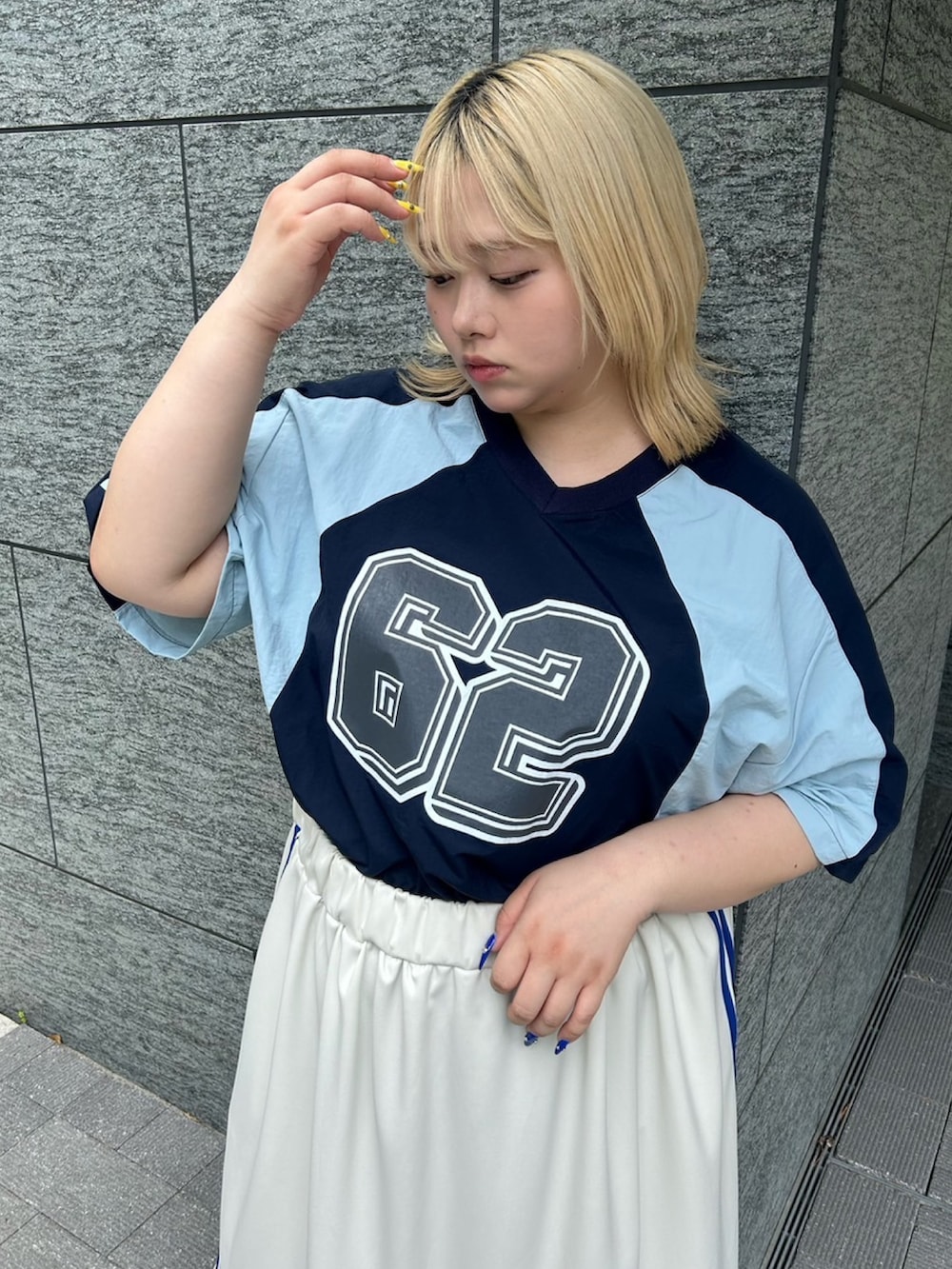 ホワイト系のスカート、ブルー系のTシャツ/カットソーを着用したレディースの秋コーディネートの3枚目の写真