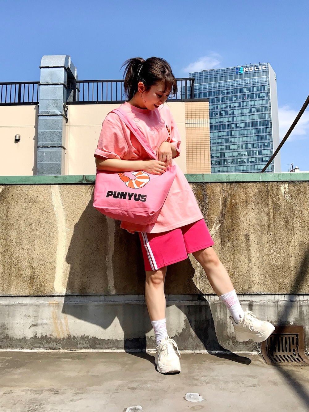 ピンク系のTシャツ/カットソー、ピンク系のその他パンツ、ピンク系のトートバッグを着用したレディースの春コーディネートの2枚目の写真