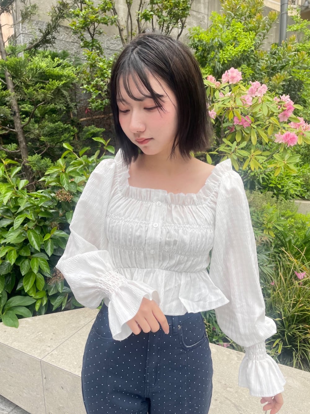 ブルー系のデニムパンツ、ホワイト系のシャツ/ブラウスを着用したレディースの春コーディネートの5枚目の写真