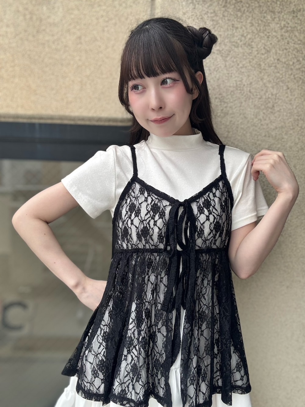 ホワイト系のスカート、ブラック系のワンピース、ホワイト系のTシャツ/カットソーを着用したレディースの夏コーディネートの5枚目の写真