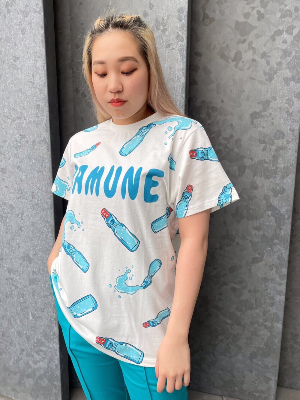 ホワイト系のTシャツ/カットソー、その他のTシャツ/カットソー、グリーン系のその他パンツを着用したレディースの春コーディネートの2枚目の写真