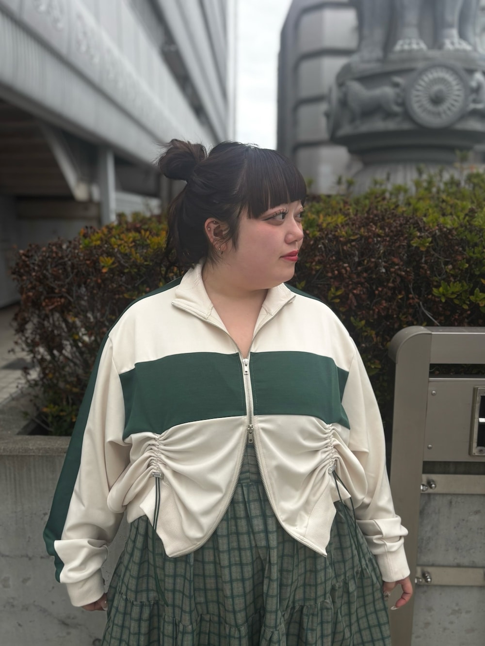 グリーン系のワンピース、ホワイト系のジャージを着用したレディースの春コーディネートの4枚目の写真