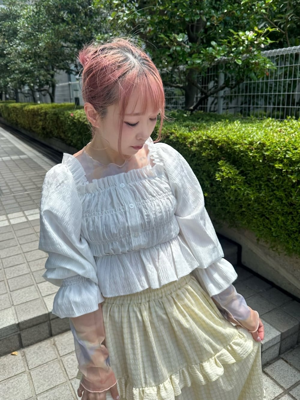 イエロー系のスカート、ホワイト系のシャツ/ブラウスを着用したレディースの夏コーディネートの5枚目の写真