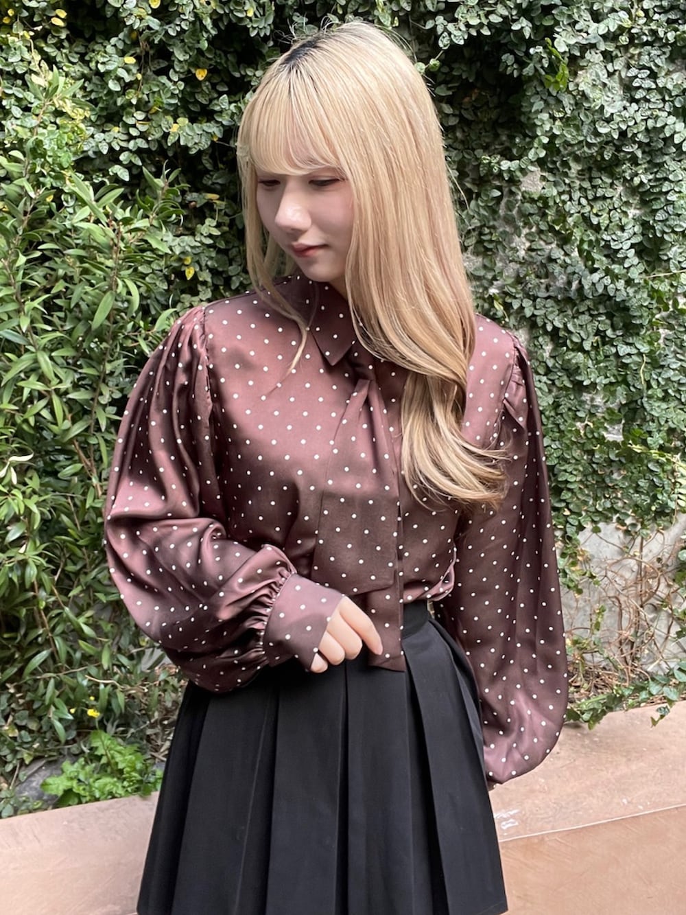 ブラウン系のシャツ/ブラウス、ブラック系のスカートを着用したレディースの春コーディネートの5枚目の写真