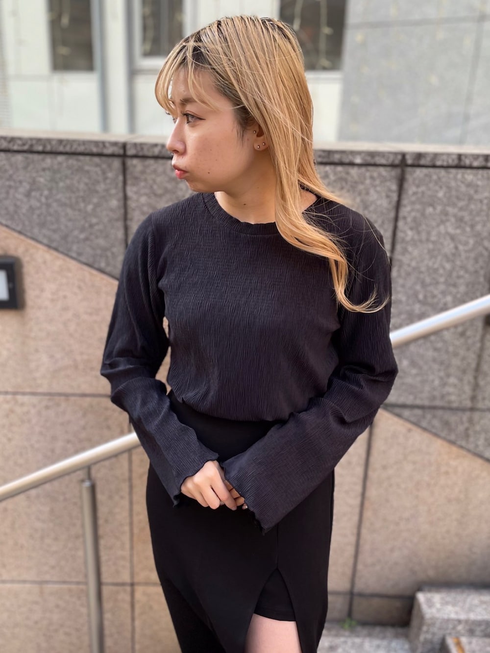 ブラック系のTシャツ/カットソー、ブラック系のスカートを着用したレディースの冬コーディネートの2枚目の写真