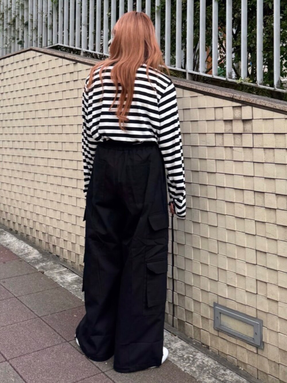 その他のTシャツ/カットソー、ブラック系のカーゴパンツを着用したレディースの秋コーディネートの3枚目の写真