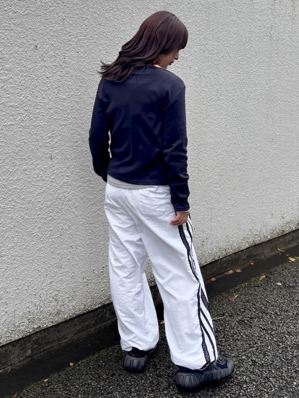 ホワイト系のその他パンツ、ブルー系のカーディガン/ボレロを着用したレディースの秋コーディネートの5枚目の写真