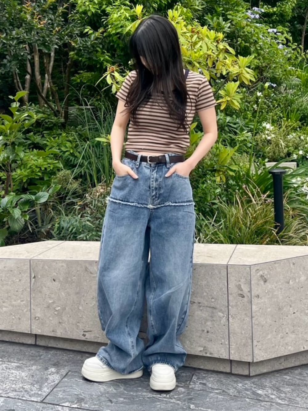 ブラウン系のTシャツ/カットソー、ブルー系のデニムパンツ、ブラック系のベルトを着用したレディースの春コーディネートの2枚目の写真