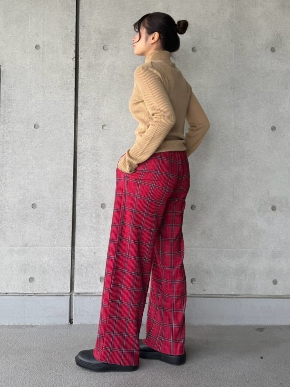 レッド系のその他パンツ、ベージュ系のニット/セーターを着用したレディースの冬コーディネートの2枚目の写真