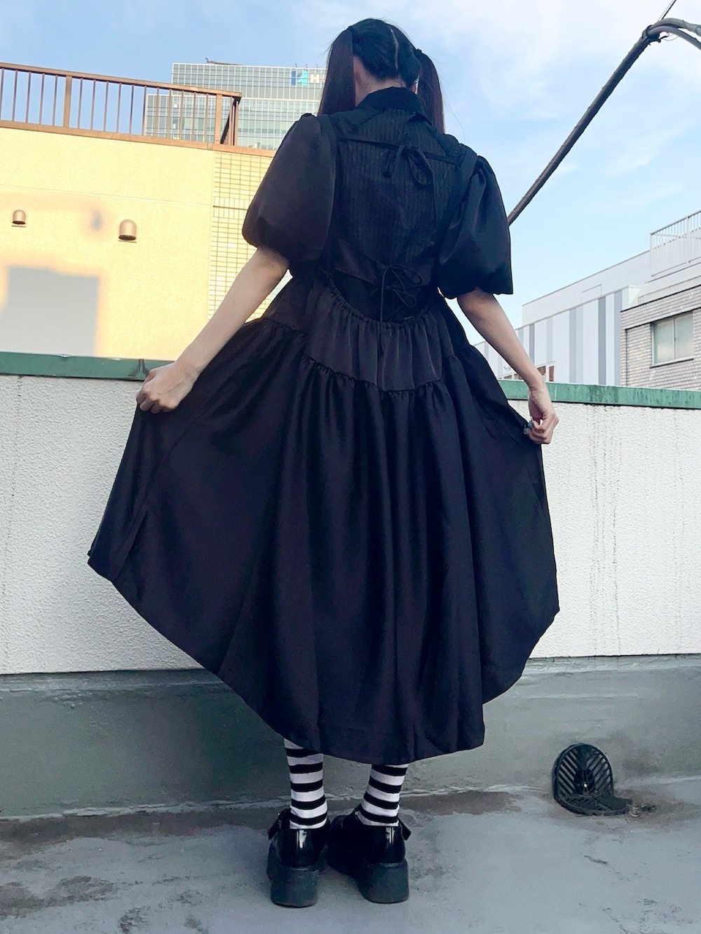 ブラック系のワンピース、ブラック系のシャツ/ブラウスを着用したレディースの夏コーディネートの4枚目の写真
