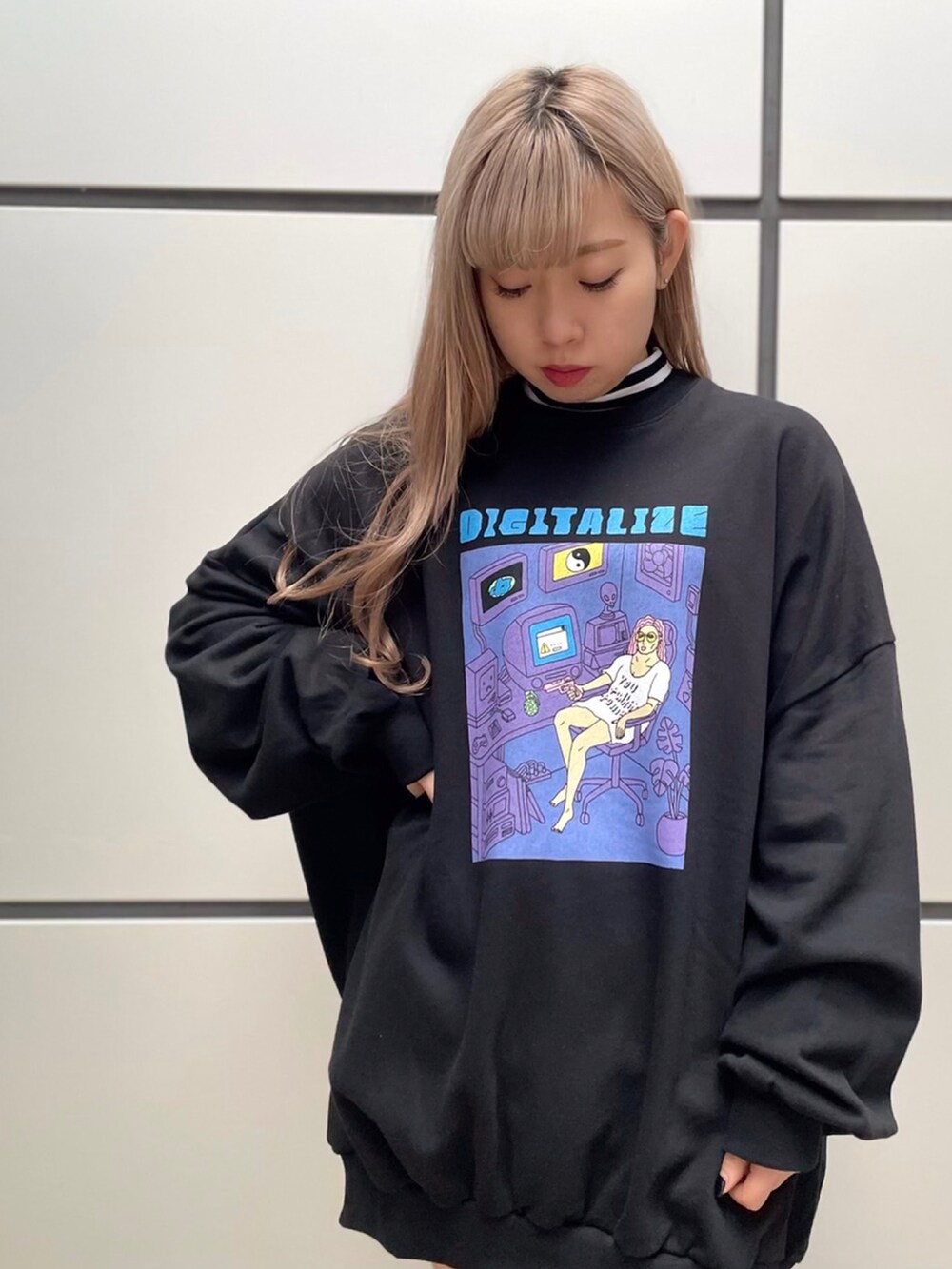 ブラック系のスウェット、ホワイト系のTシャツ/カットソーを着用したレディースの春コーディネートの2枚目の写真