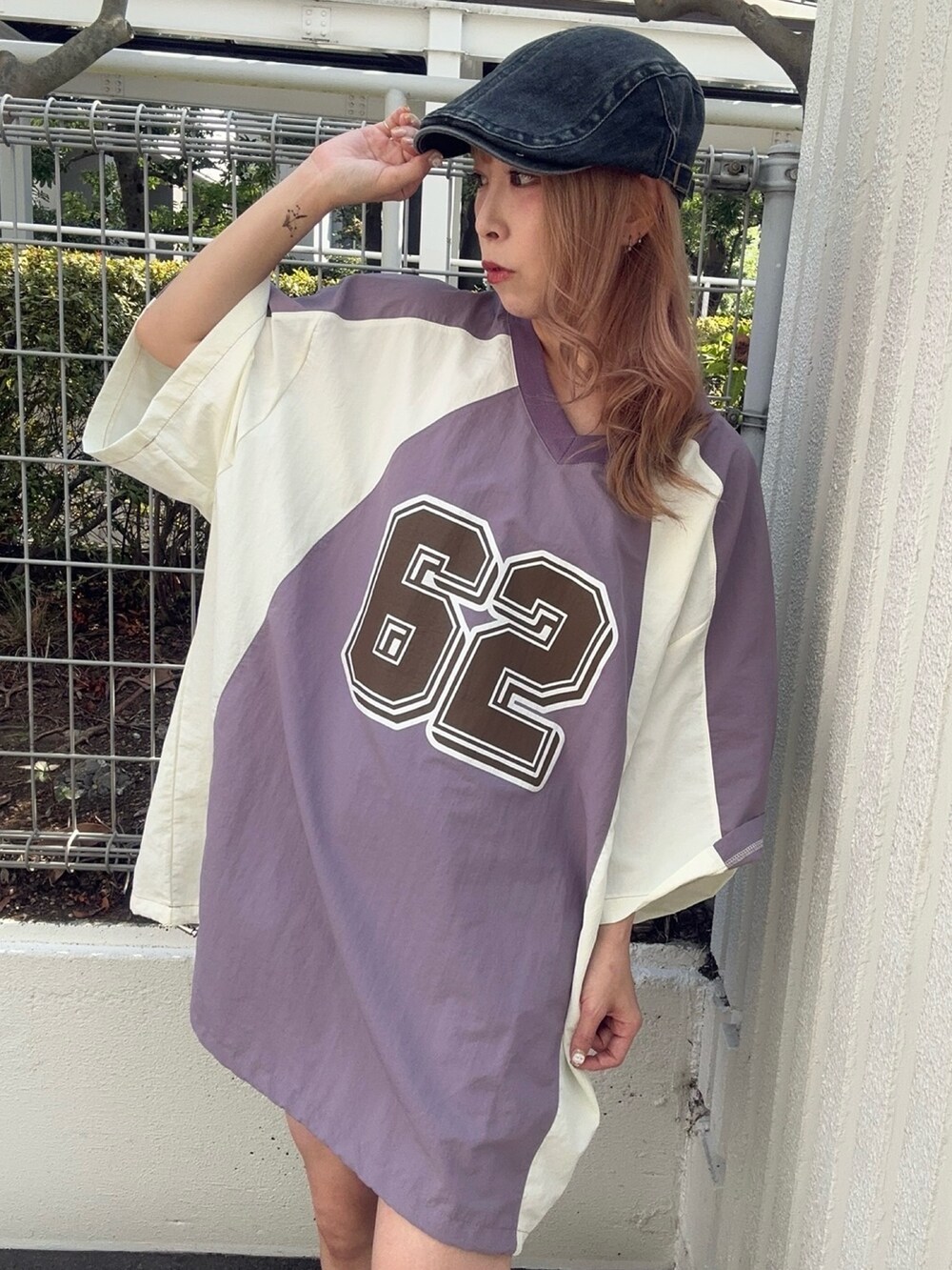 パープル系のTシャツ/カットソーを着用したレディースの秋コーディネートの4枚目の写真