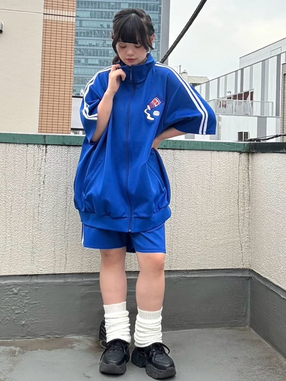 ブルー系のジャージ、ブルー系のその他パンツを着用したレディースの夏コーディネートの6枚目の写真
