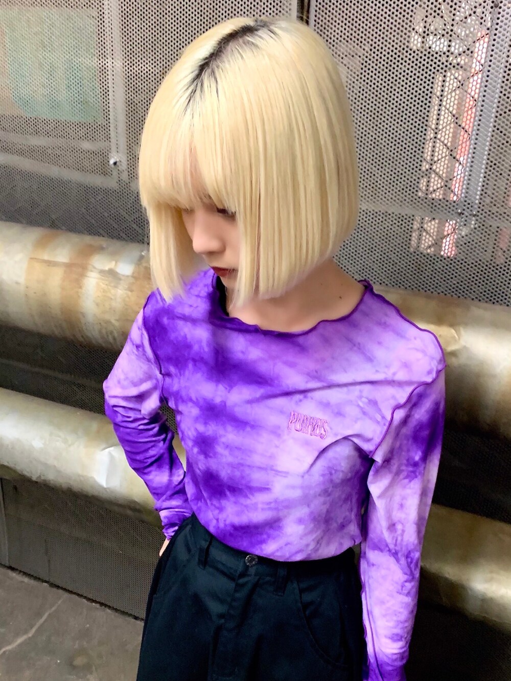 パープル系のTシャツ/カットソー、ブラック系のスカート、ブラック系のMA-1を着用したレディースの冬コーディネートの3枚目の写真