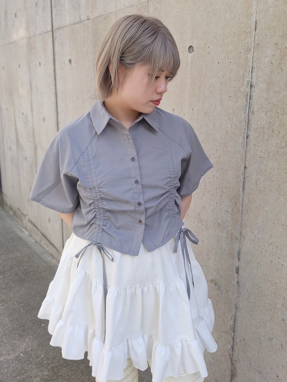イエロー系のその他パンツ、ホワイト系のスカート、グレー系のシャツ/ブラウスを着用したレディースの夏コーディネートの5枚目の写真