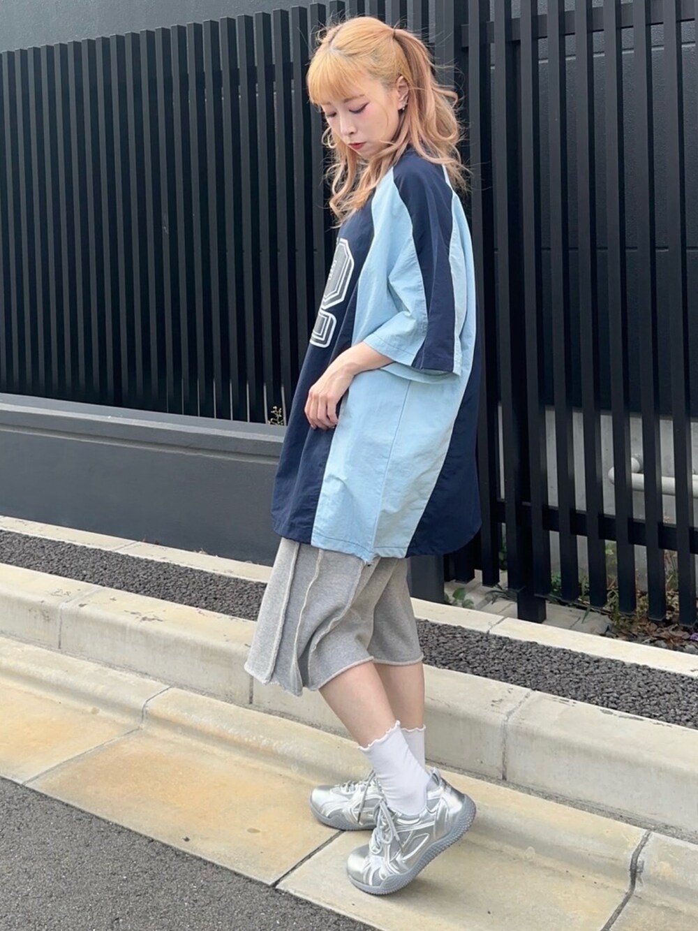 ブルー系のTシャツ/カットソー、グレー系のスウェットパンツを着用したレディースの秋コーディネートの4枚目の写真