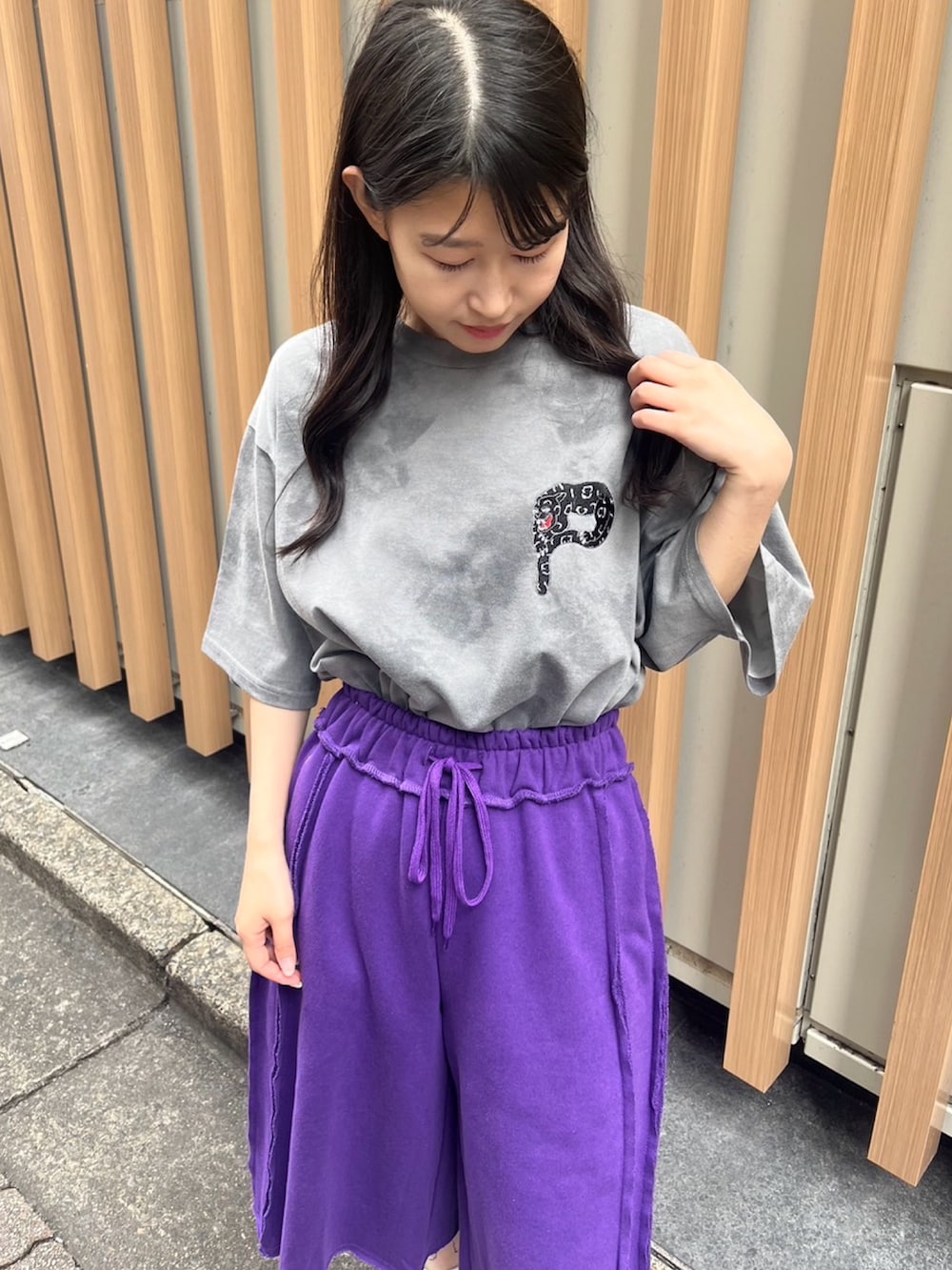 パープル系のスウェットパンツ、ブラック系のTシャツ/カットソーを着用したレディースの夏コーディネートの3枚目の写真