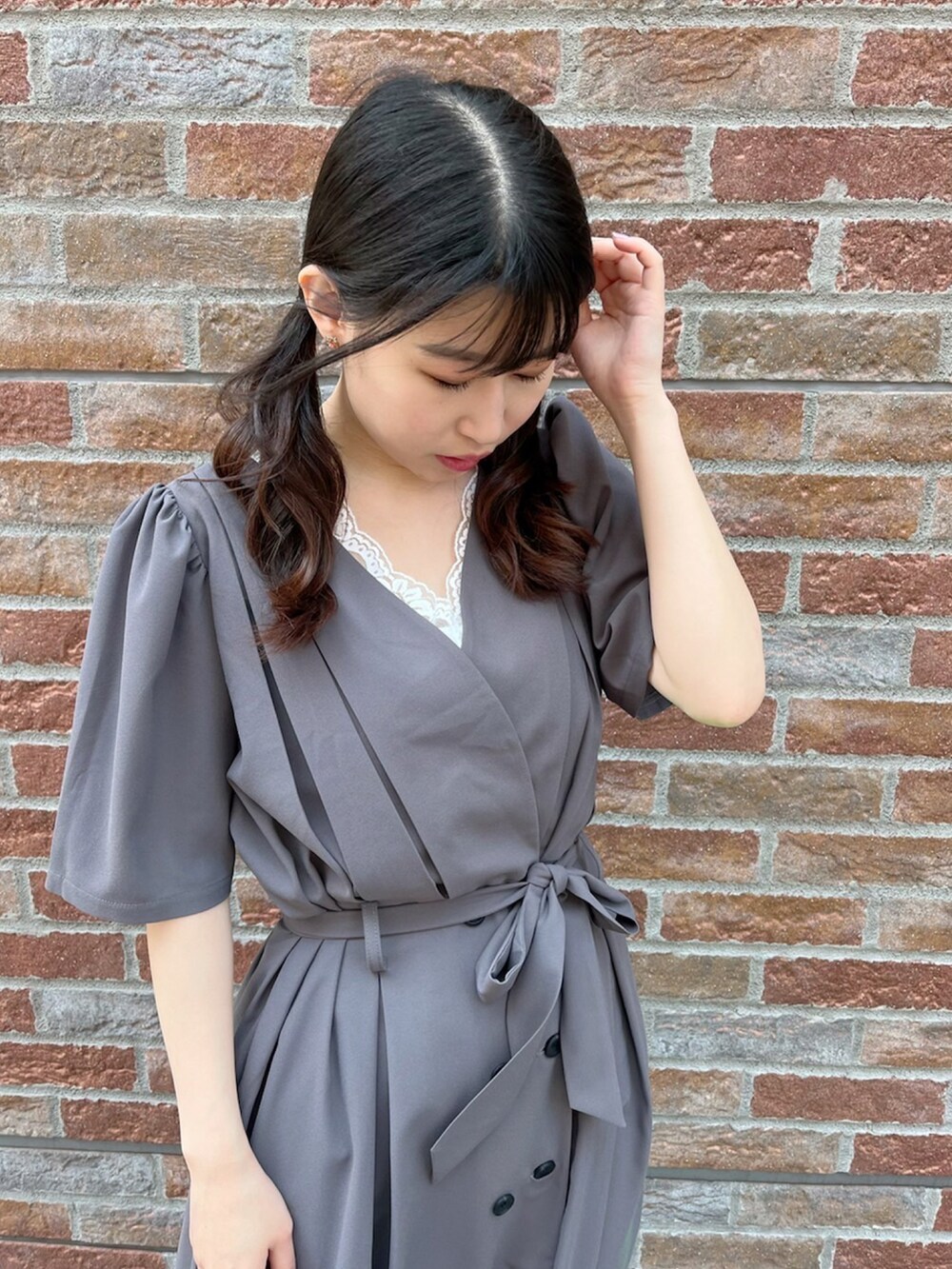 グレー系のワンピース、ホワイト系のキャミソール、ブラック系のサンダルを着用したレディースの夏コーディネートの2枚目の写真