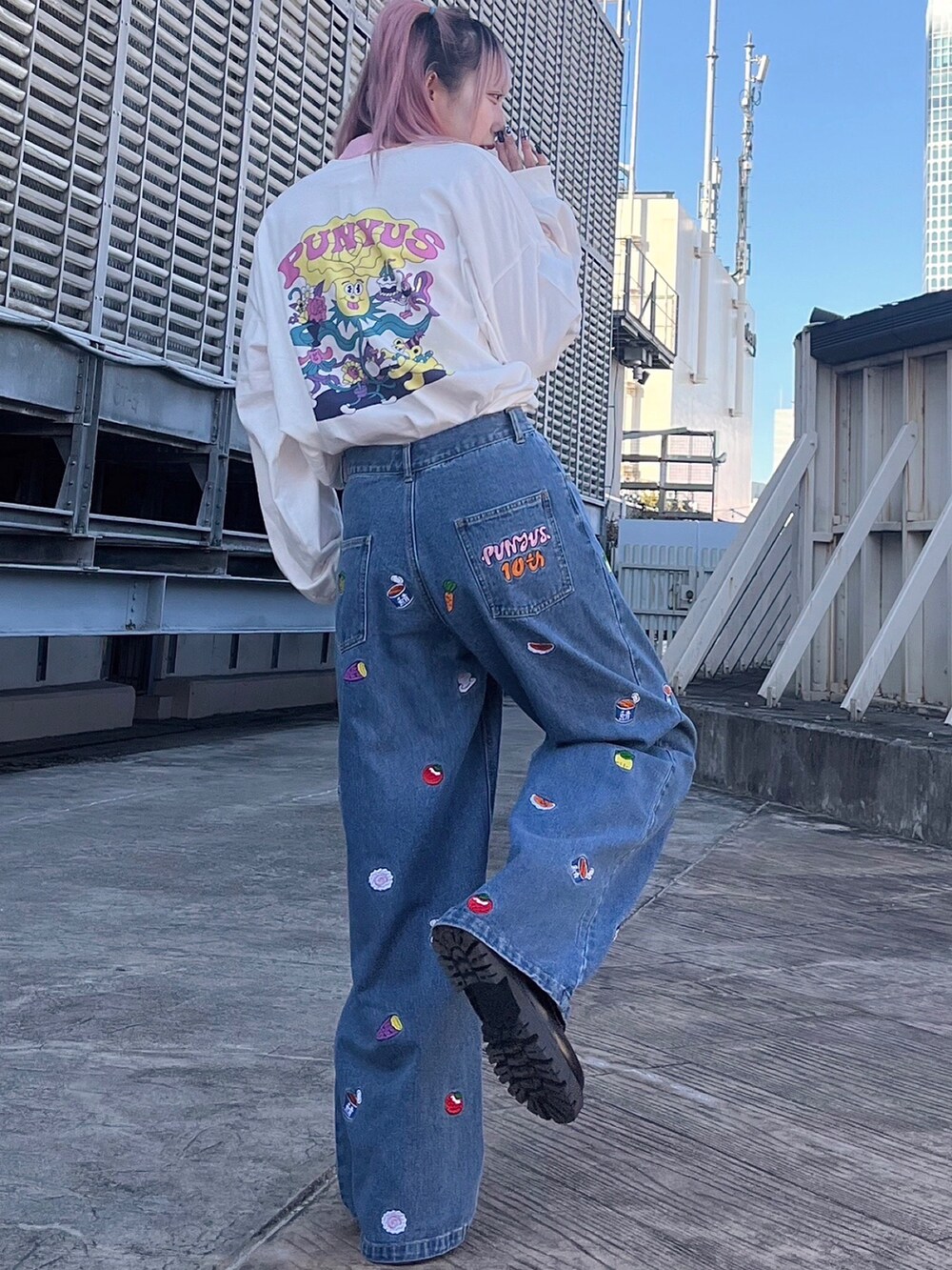 ブルー系のデニムパンツ、ホワイト系のTシャツ/カットソーを着用したレディースの冬コーディネートの2枚目の写真