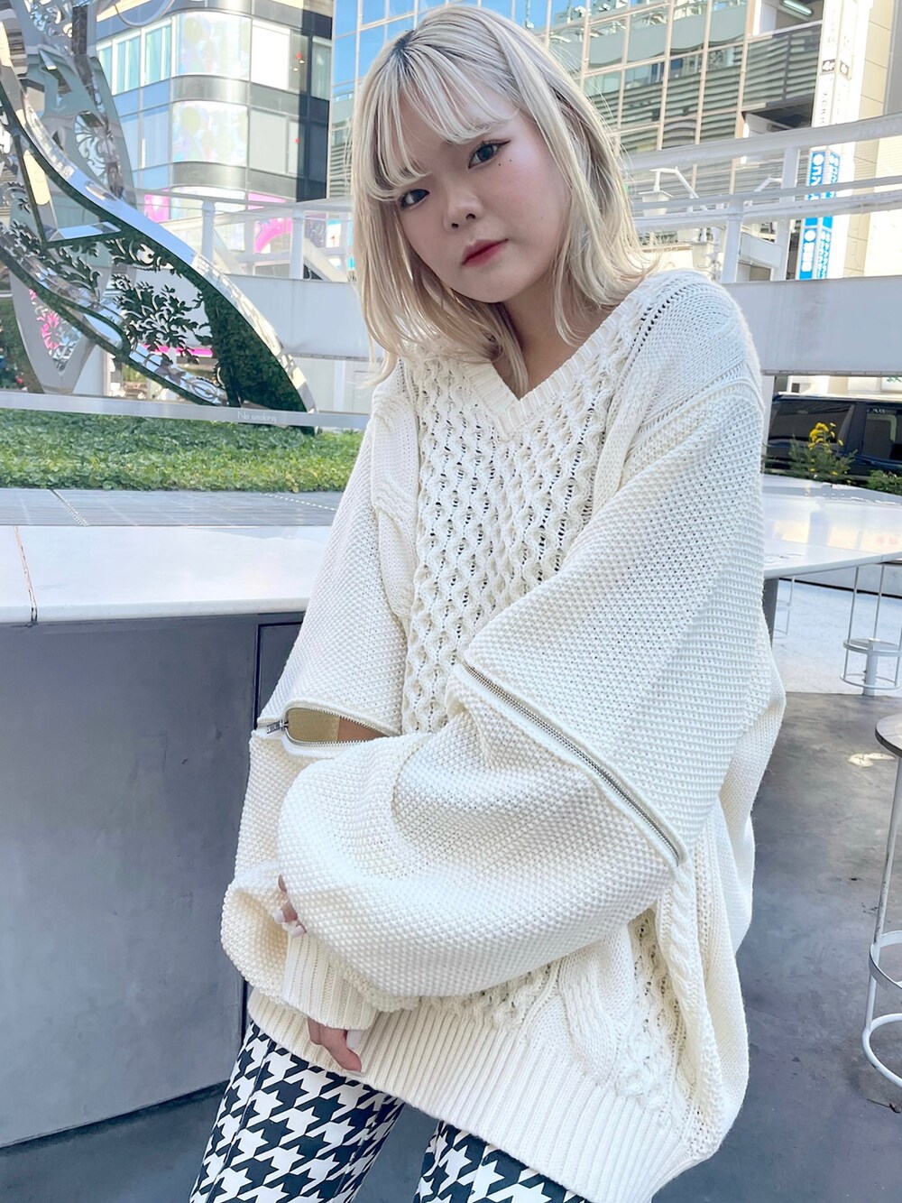 ホワイト系のニット/セーター、ホワイト系のその他パンツを着用したレディースの冬コーディネートの3枚目の写真