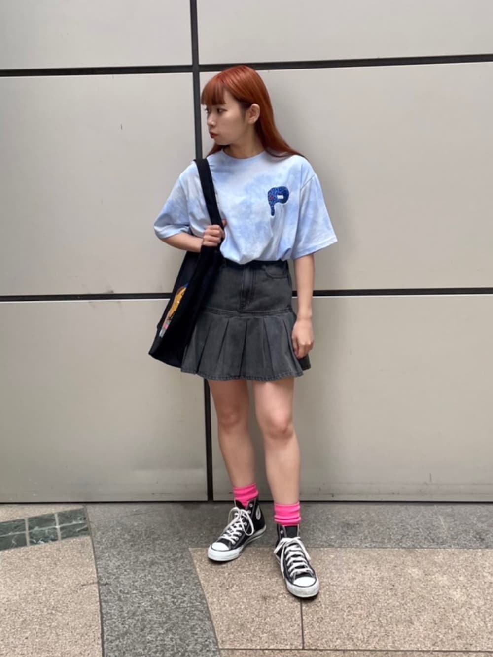 ブルー系のTシャツ/カットソー、ブラック系のトートバッグ、ブラック系のデニムスカートを着用したレディースの夏コーディネートの2枚目の写真