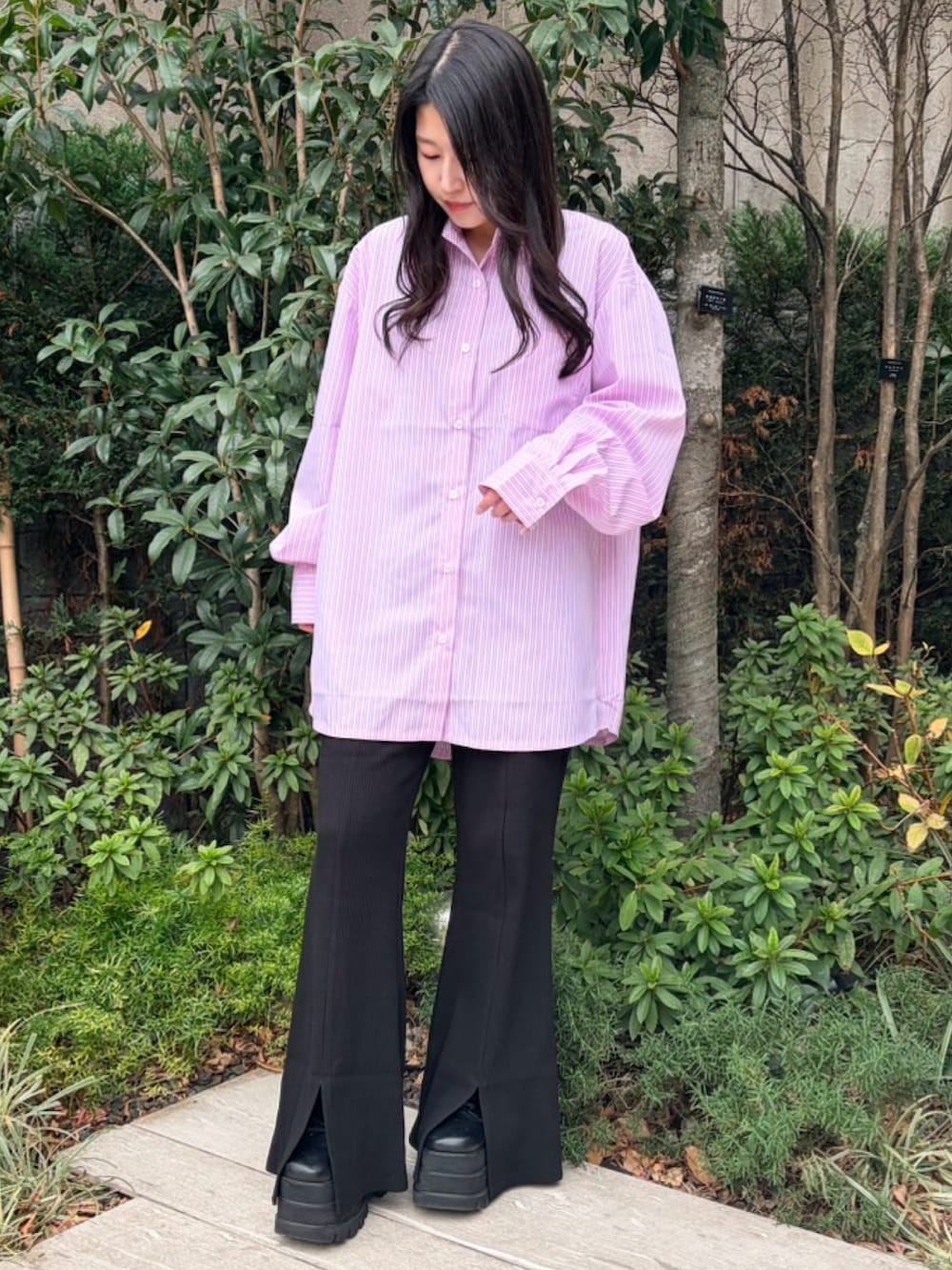 ブラック系のその他パンツ、ピンク系のシャツ/ブラウスを着用したレディースの冬コーディネートの3枚目の写真