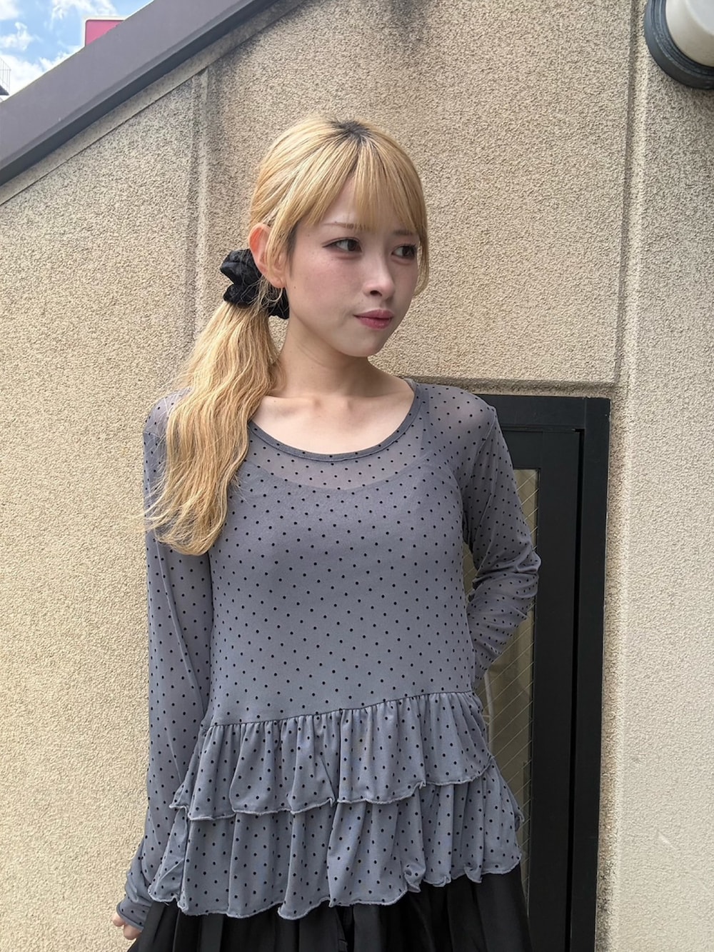 ブラック系のスカート、グレー系のTシャツ/カットソーを着用したレディースの秋コーディネートの2枚目の写真