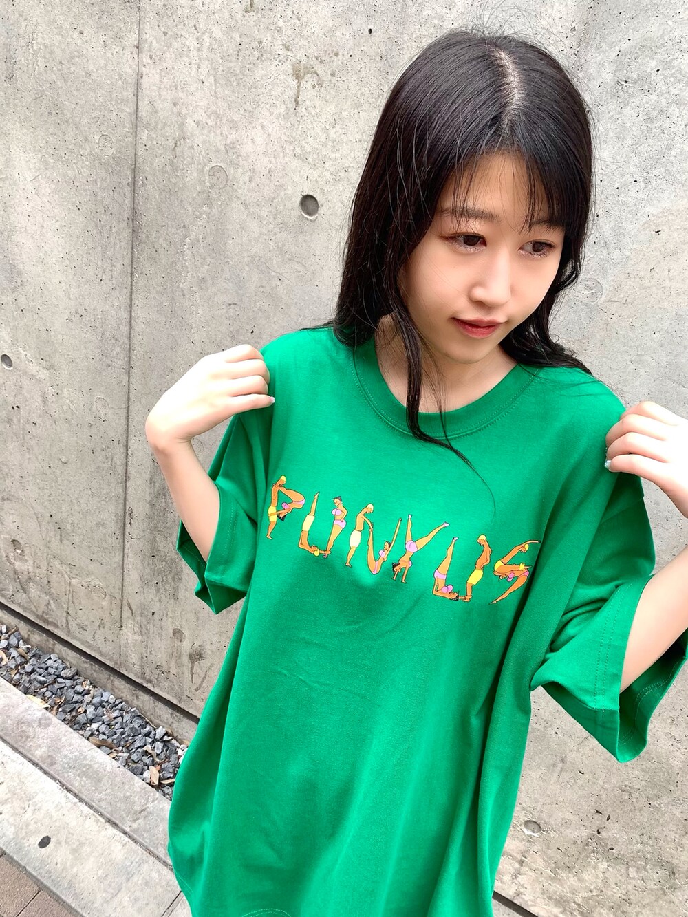 グリーン系のTシャツ/カットソーを着用したレディースの夏コーディネートの2枚目の写真