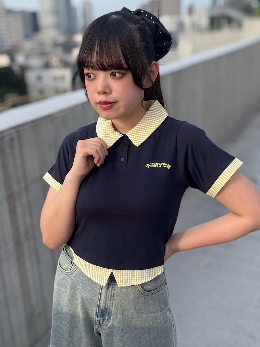 ブルー系のデニムパンツ、ブルー系のTシャツ/カットソーを着用したレディースの夏コーディネートの6枚目の写真