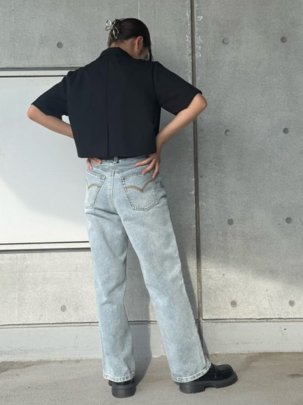 ブルー系のデニムパンツ、グレー系のテーラードジャケットを着用したレディースの夏コーディネートの4枚目の写真