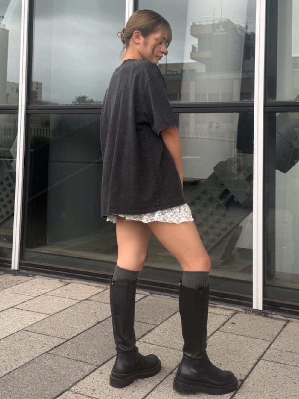 ブラック系のTシャツ/カットソー、ホワイト系のワンピースを着用したレディースの夏コーディネートの3枚目の写真