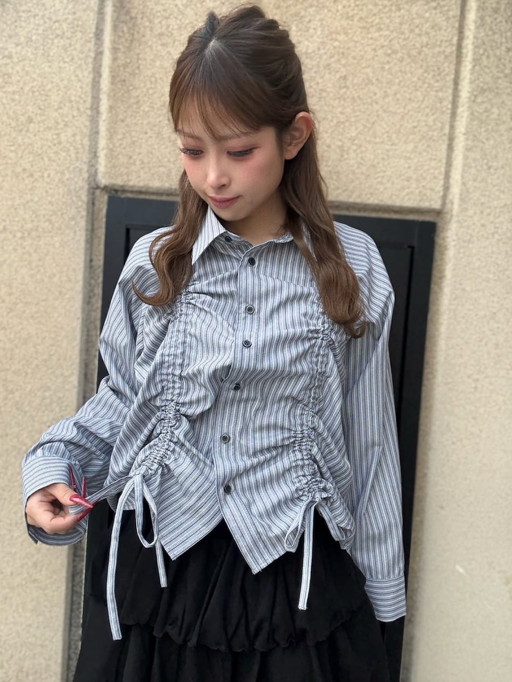ブラック系のシャツ/ブラウス、ブラック系のその他パンツを着用したレディースの春コーディネートの5枚目の写真