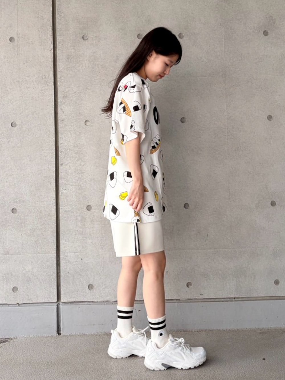 ブラック系のTシャツ/カットソー、ホワイト系のその他パンツ、ブラック系のソックス/靴下を着用したレディースの夏コーディネートの5枚目の写真