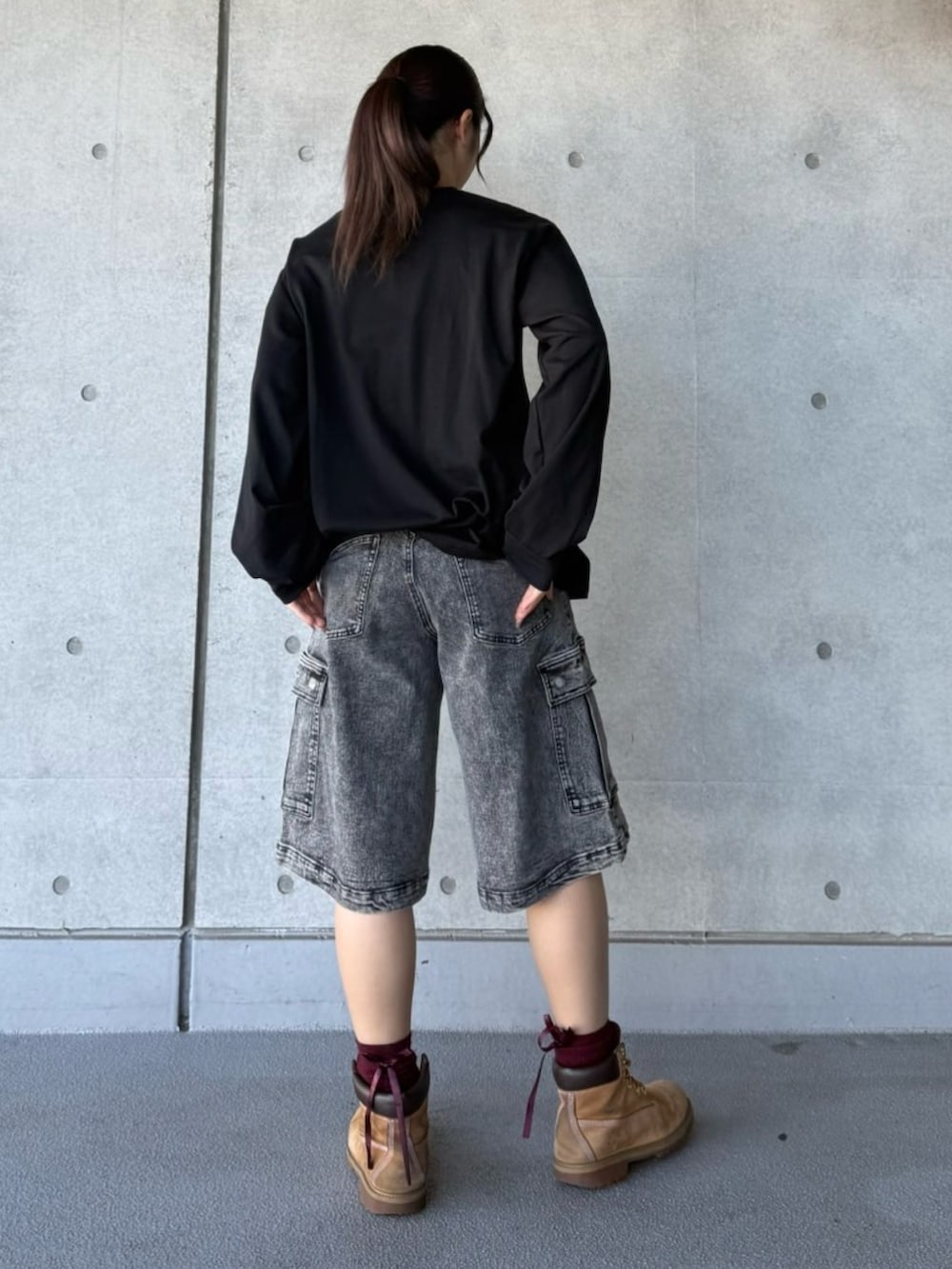 ブラック系のデニムパンツ、ブラック系のTシャツ/カットソーを着用したレディースの冬コーディネートの4枚目の写真