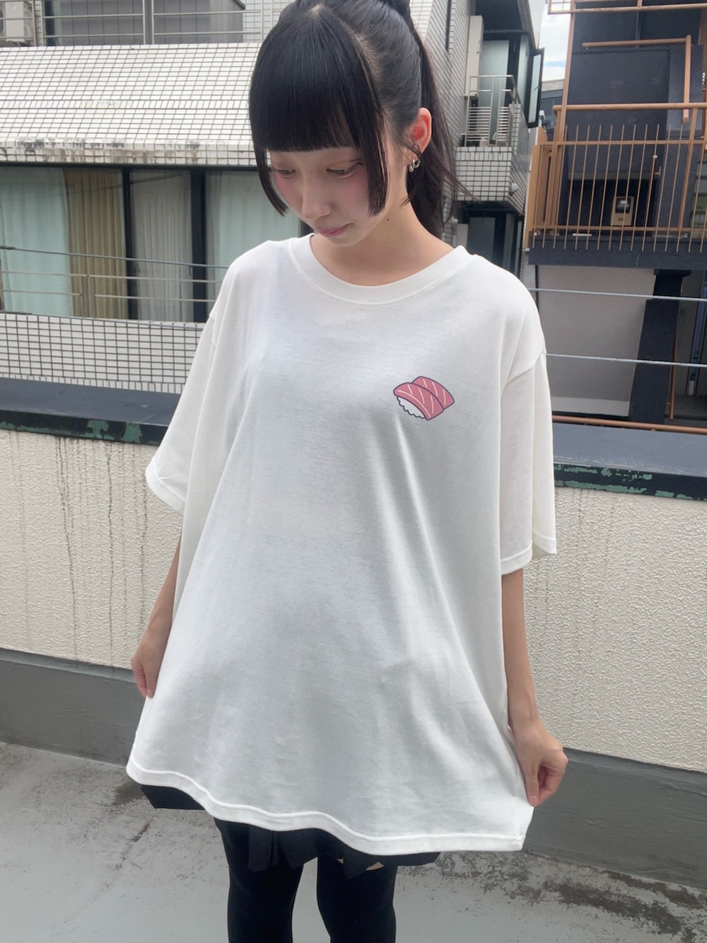 ホワイト系のTシャツ/カットソー、ブラック系のスカートを着用したレディースの秋コーディネートの3枚目の写真