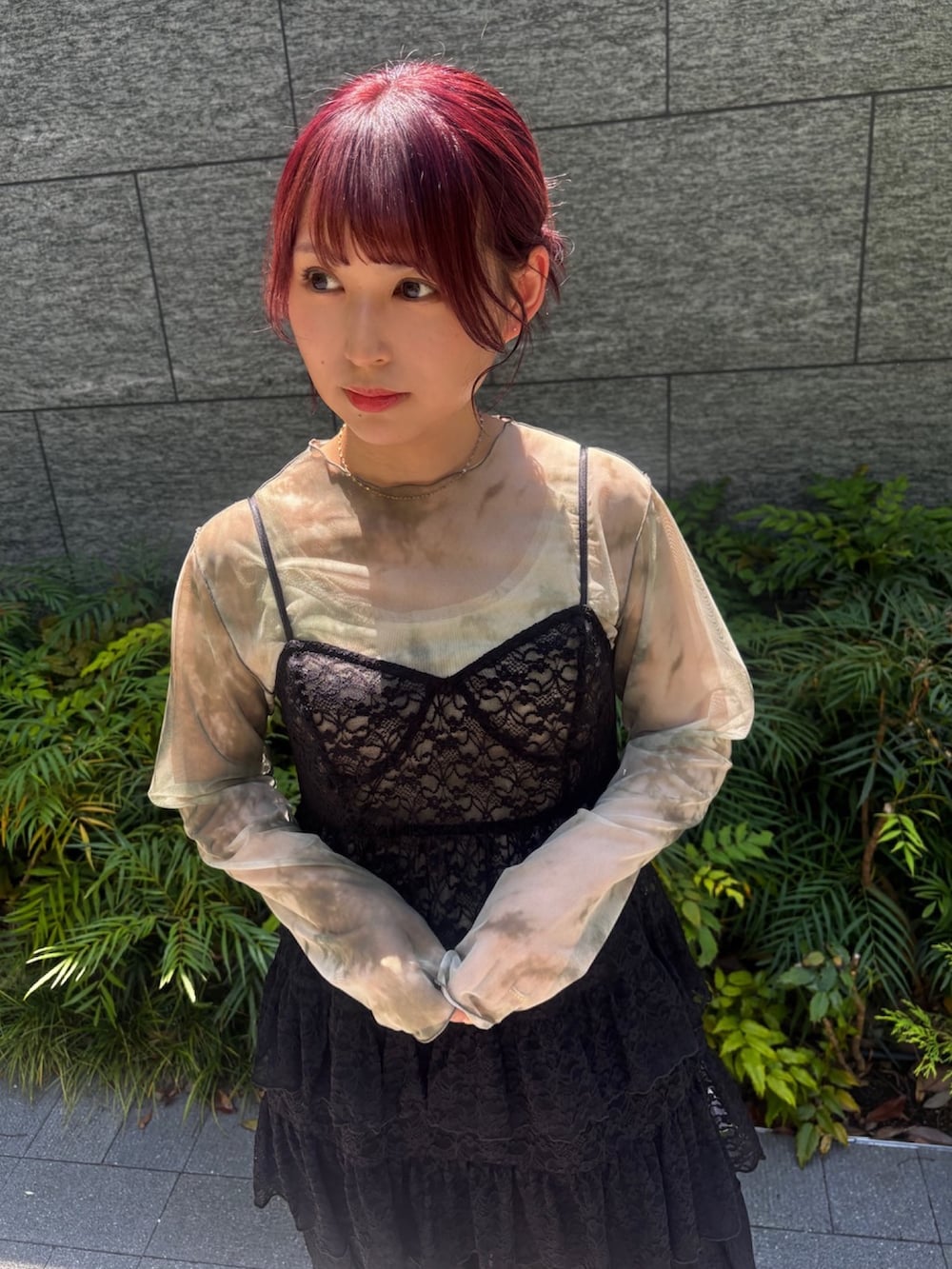 ブラック系のカーゴパンツ、ブラック系のワンピース、グリーン系のTシャツ/カットソーを着用したレディースの夏コーディネートの4枚目の写真