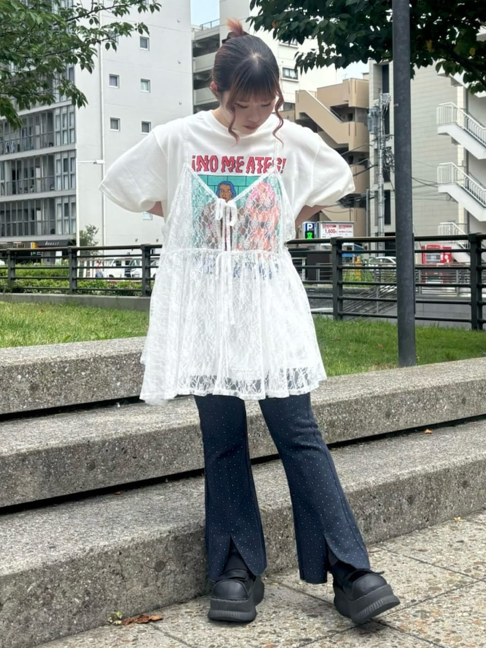 ホワイト系のチュニック、ホワイト系のTシャツ/カットソー、ブルー系のデニムパンツを着用したレディースの夏コーディネートの2枚目の写真