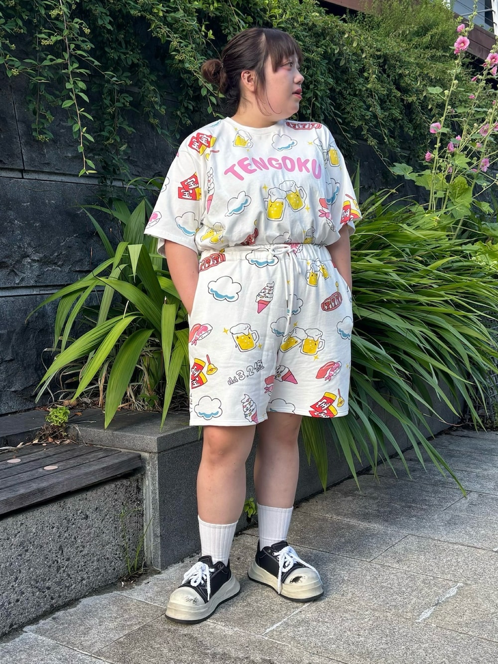 ホワイト系のスウェットパンツ、ホワイト系のTシャツ/カットソーを着用したレディースの夏コーディネートの2枚目の写真