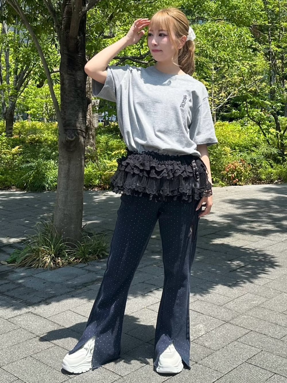 グレー系のTシャツ/カットソー、ブラック系のスカート、ブルー系のその他パンツを着用したレディースの夏コーディネートの2枚目の写真