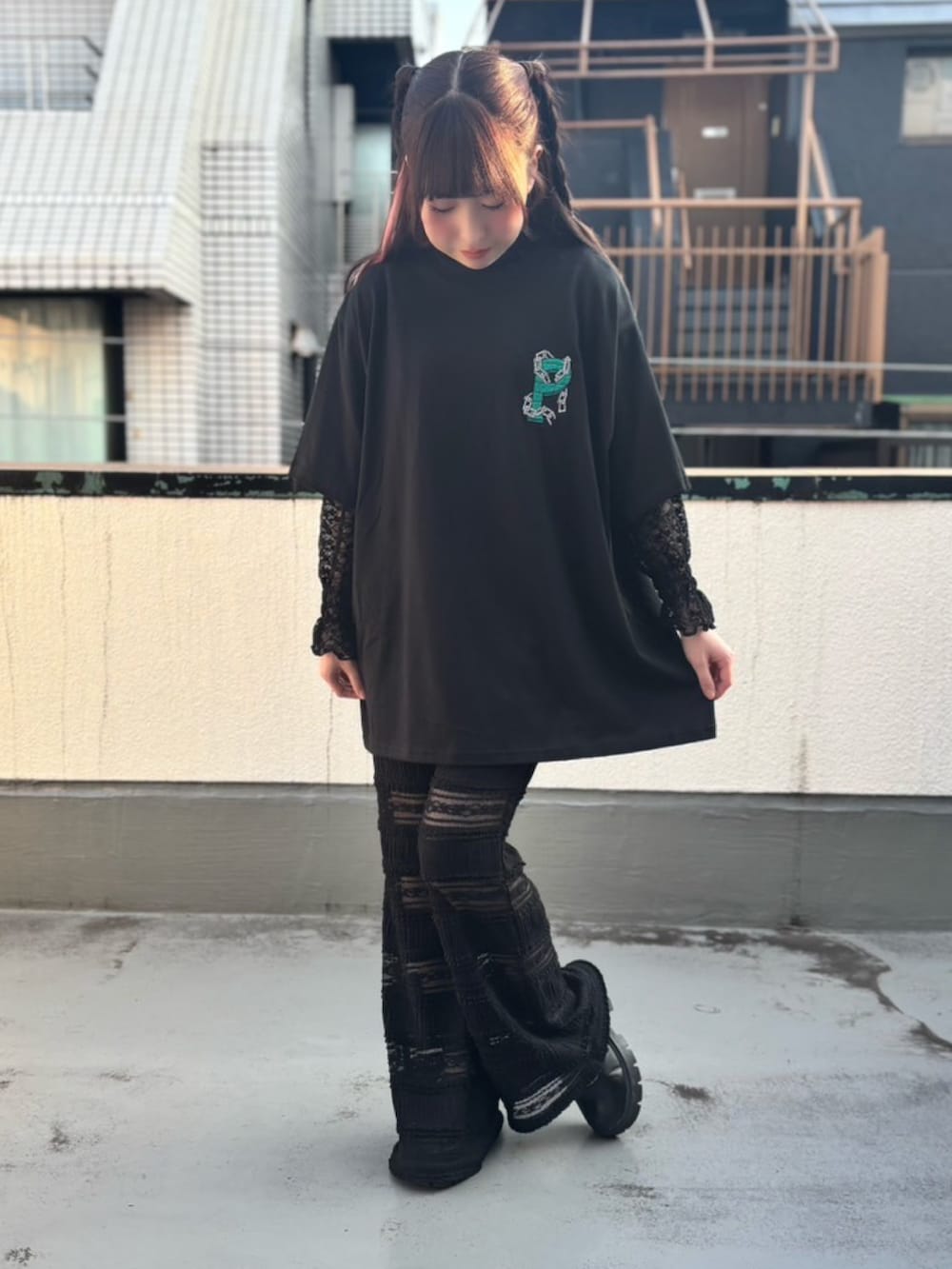 ブラック系のその他パンツ、ブラック系のTシャツ/カットソー、ブラック系のTシャツ/カットソーを着用したレディースの秋コーディネートの2枚目の写真